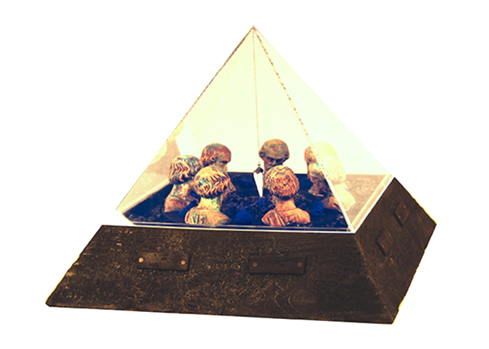 Pyramide • 50 x 50 x 38 cm  • Acryl, Plexiglas, Ton, Metall, Kristall, Holz, Pigmente